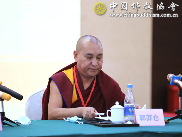 06 郭莽仓副主任宣读《关于加强佛教教职人员管理的通知（建议稿）》.png